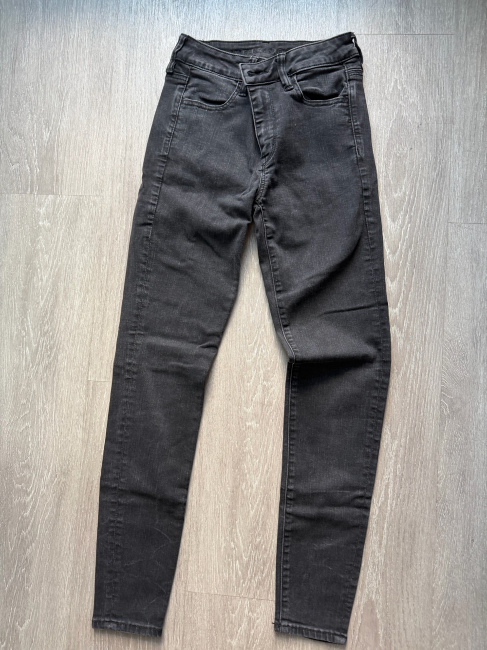 American Eagle Black Jeans Size 4 - like new! Next level stretch